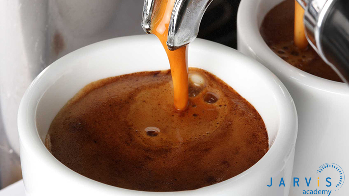 thưởng thức cốc cafe espresso nóng hổi