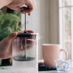 Kéo đẩy liên tục thanh chặn bình để tạo bọt sữa