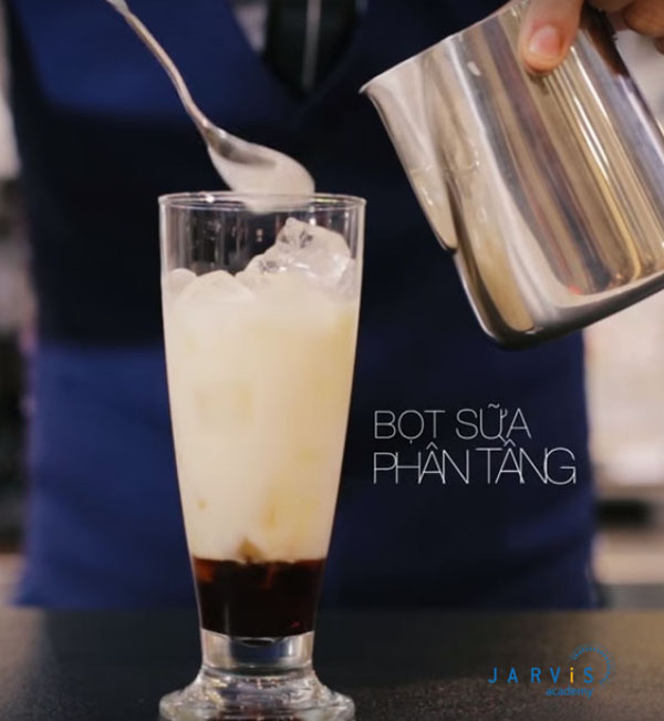 Đổ tiếp bọt sữa lên trên