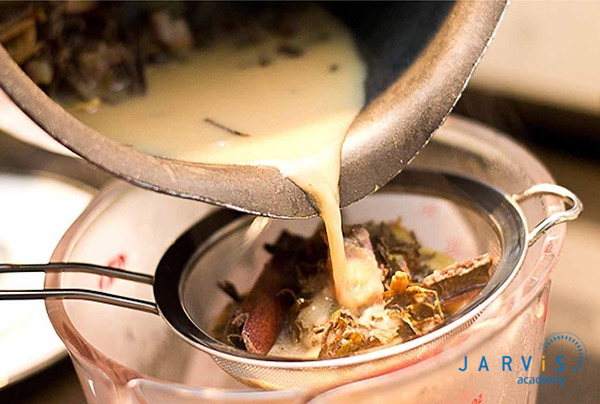 Đun hỗn hợp nguyên liệu trà sữa Masala