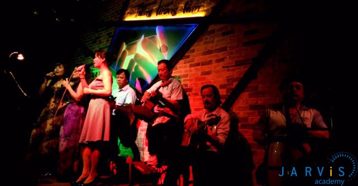Ca khúc trữ tình được trình diễn tại quán cà phê Tiếng Dương Cầm.